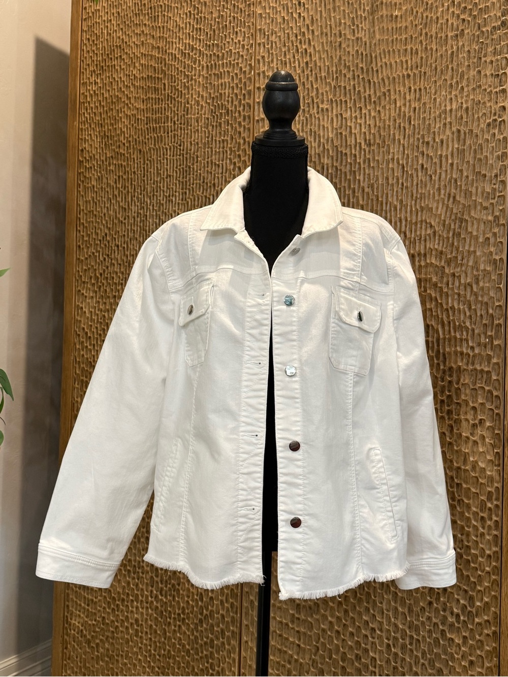 Chico's White Denim Jean Jacket with Frayed Hem Chico Size 4 - Picture 9 of 11